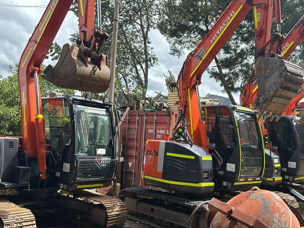Excavadora Hitachi ZAXIS 120 de Conalcretos, actualmente en obra