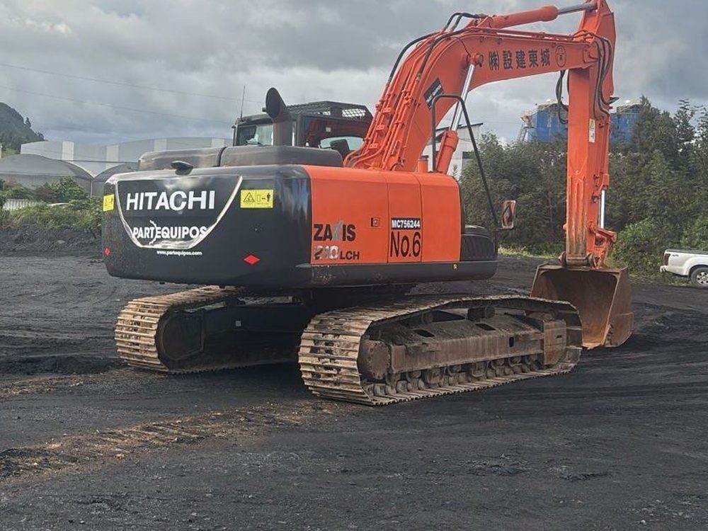 Excavadora Hitachi ZAXIS 210 de Conalcretos, actualmente en obra