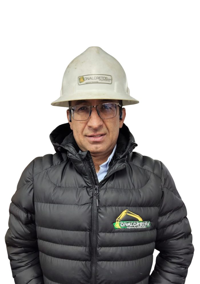 Jairo Smiht Forero, ingeniero civil de Conalcretos, con casco de obra