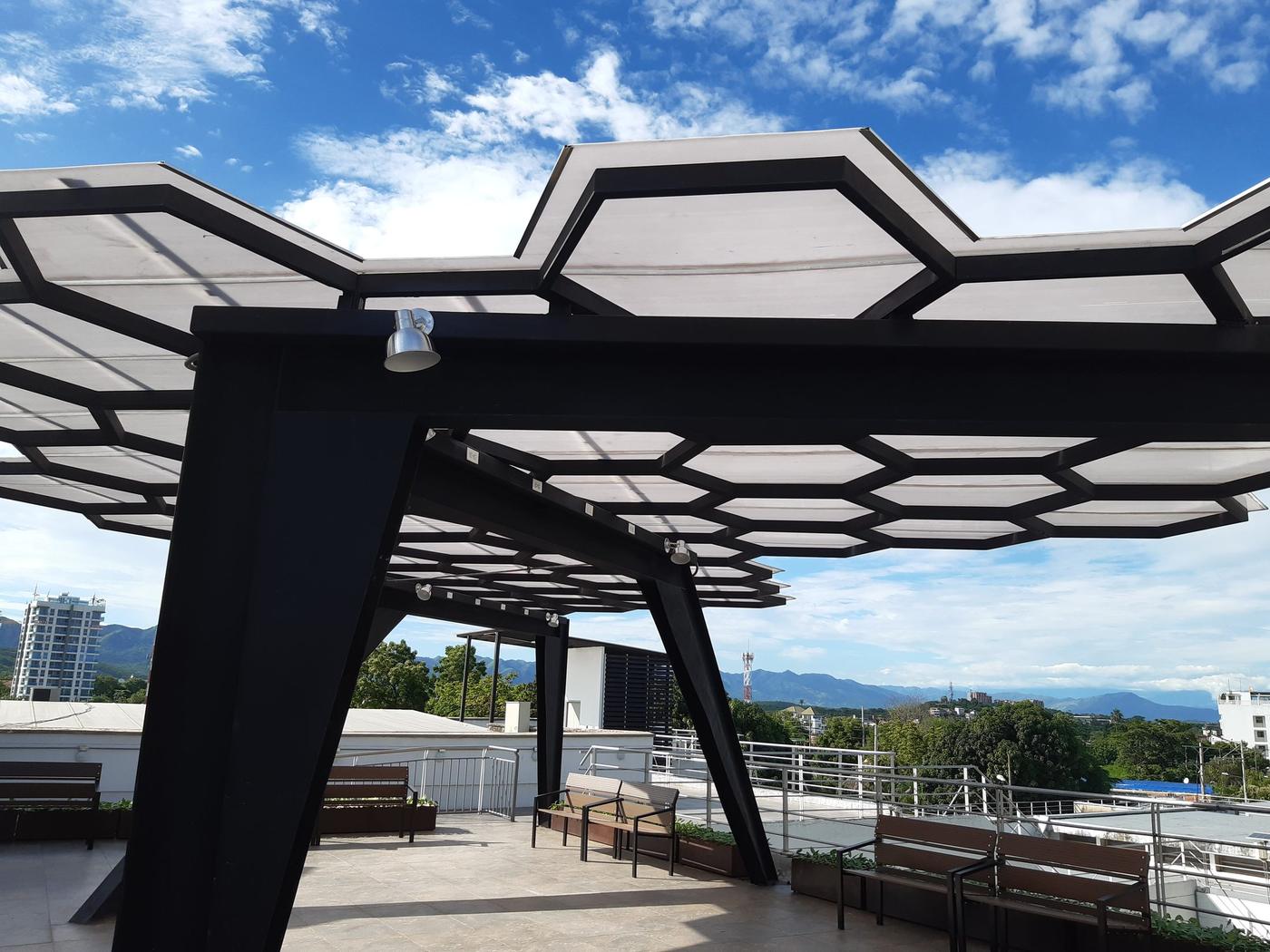 Cubierta de módulos hexagonales sobre estructura metálica