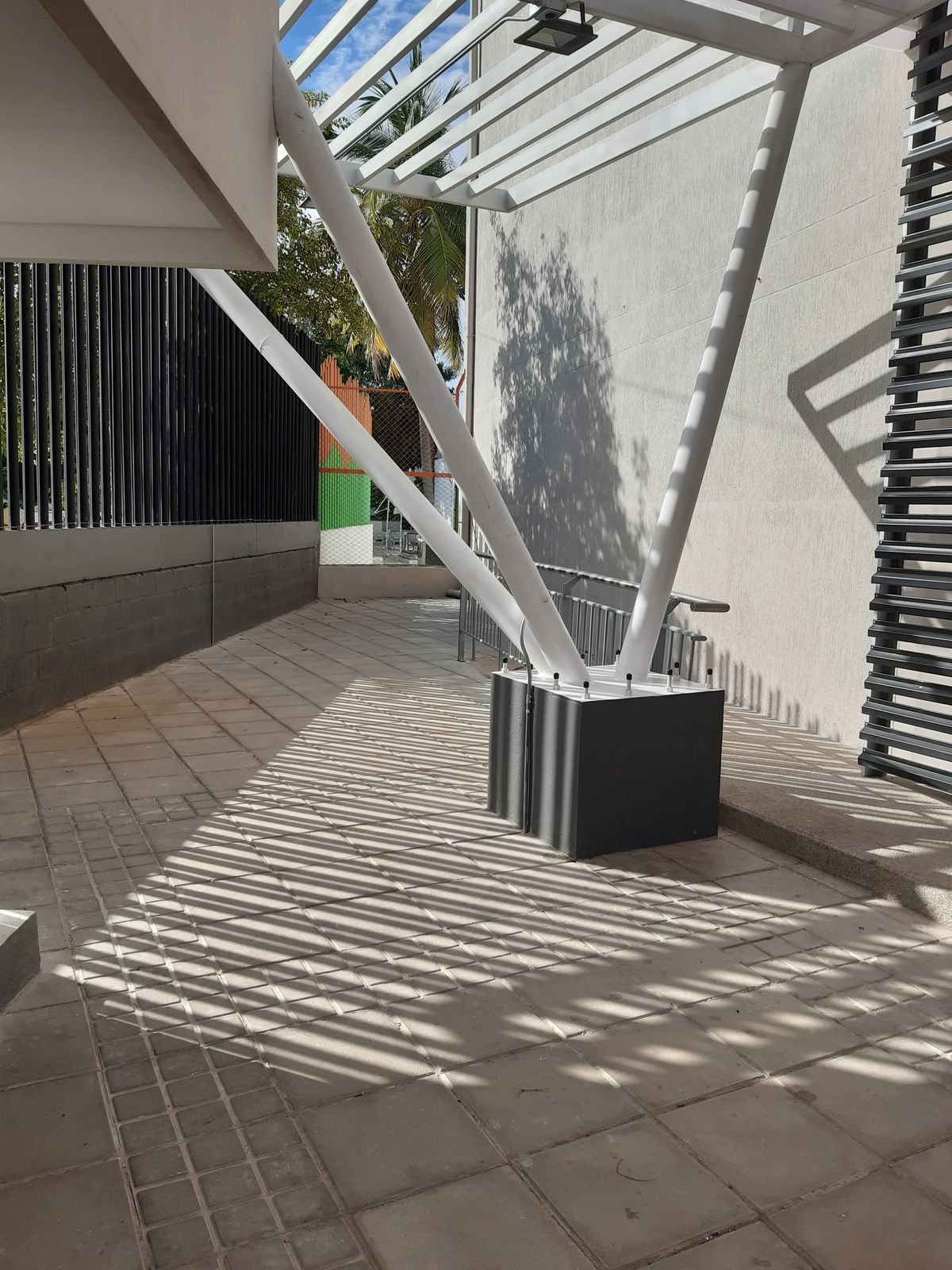 Escalera exterior bajo la sombra de la pérgola