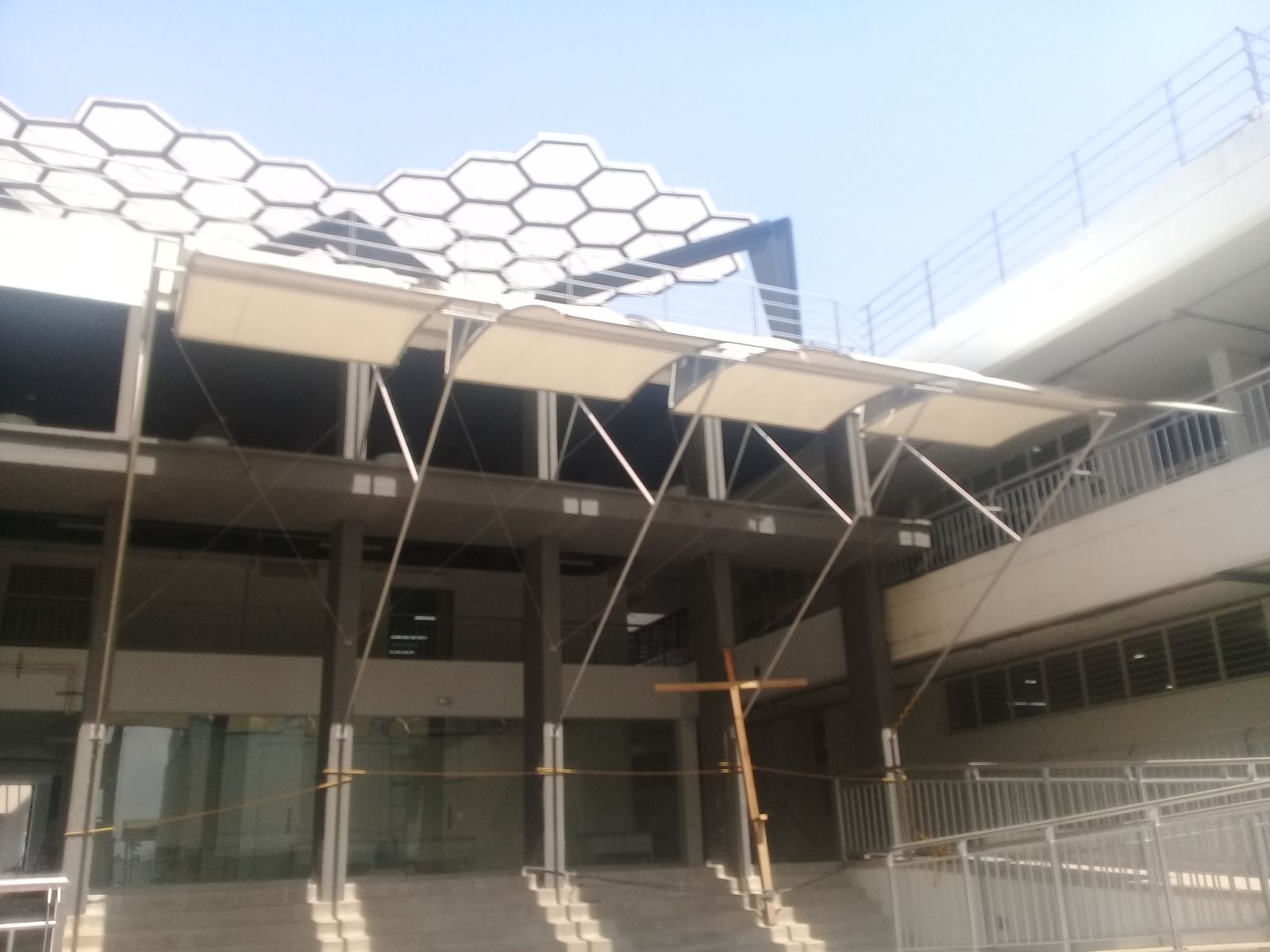 Fachada del bloque con sus cubiertas y la terraza superior