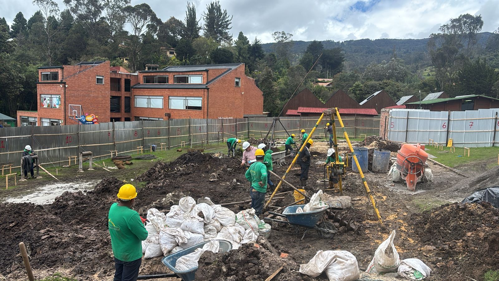 Topografía y excavación junto a los edificios del colegio