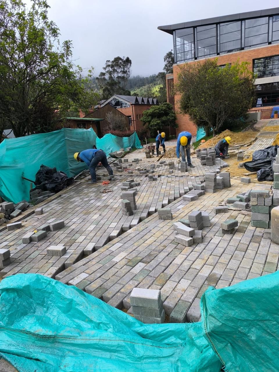 Instalación de adoquín junto a los edificios del colegio
